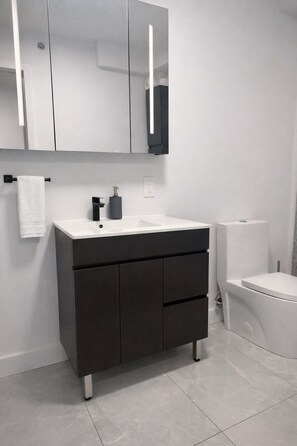 Bathroom - Modern Condo • Sleeps 6 • Near Downtown & Plateau (Montréal)