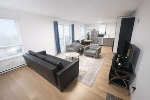 Living area - Modern Condo • Sleeps 6 • Near Downtown & Plateau (Montréal)