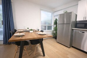 Dining - Modern Condo • Sleeps 6 • Near Downtown & Plateau (Montréal)