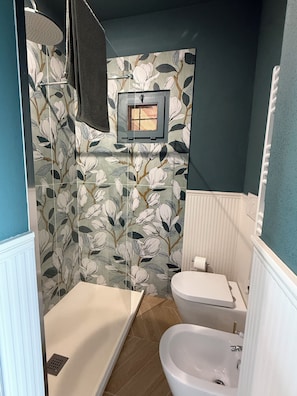 Bathroom - Bellavista Apartment: Lake View, Private Garden, and Free Parking (Baveno)
