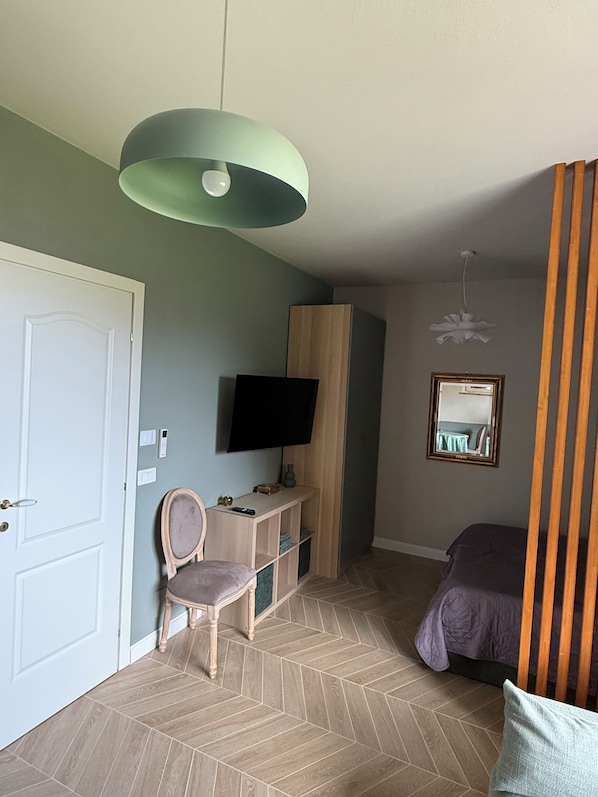 Room - Bellavista Apartment: Lake View, Private Garden, and Free Parking (Baveno)