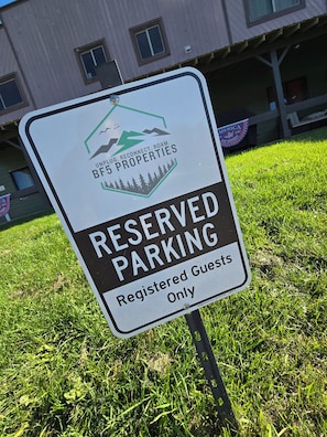 Schild mit der Aufschrift: Parkplätze für angemeldete Gäste reserviert.
