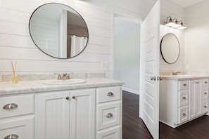 Bathroom - Modern & Spacious 4BR/3 Full-Bath Home -Savannah, Statesboro & Hyundai Metaplant (Ellabell)