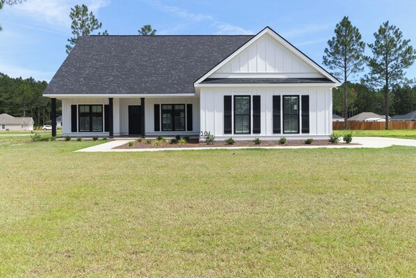 Exterior - Modern & Spacious 4BR/3 Full-Bath Home -Savannah, Statesboro & Hyundai Metaplant (Ellabell)