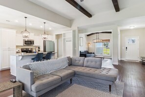 Living area - Modern & Spacious 4BR/3 Full-Bath Home -Savannah, Statesboro & Hyundai Metaplant (Ellabell)