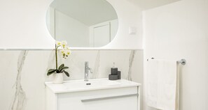 a6b73fd7a2a6be57-115212-1a8a5729a2a516081788211640 - Cozy T2 Attic Retreat:  Rooftop, Ocean & Sunrise views (Canhas)