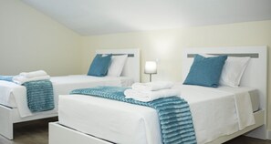 a6b73fd7a2a6be57-115212-455b2efc5270e9381788211640 - Cozy T2 Attic Retreat:  Rooftop, Ocean & Sunrise views (Canhas)