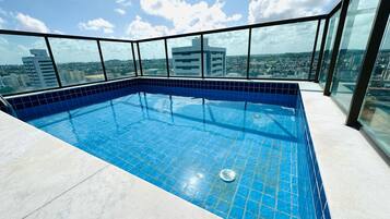 Una piscina en la azotea con vistas despejadas del paisaje urbano.