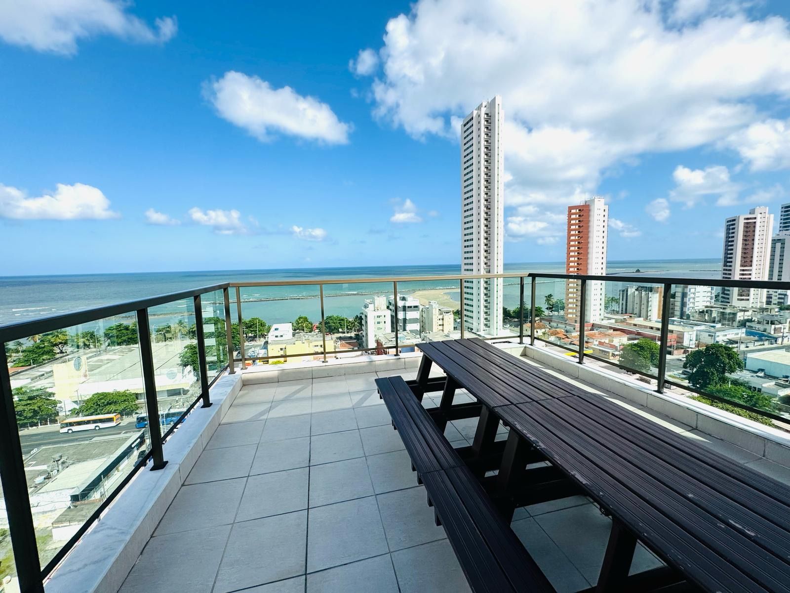 Ein Balkon mit Blick auf das Meer und die Stadt.