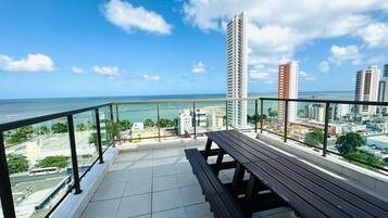 Ein Balkon mit Blick auf das Meer und die Stadt.