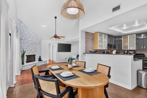 Dining - Stylish Home 3BR 2BA - close to Universal (Orlando)