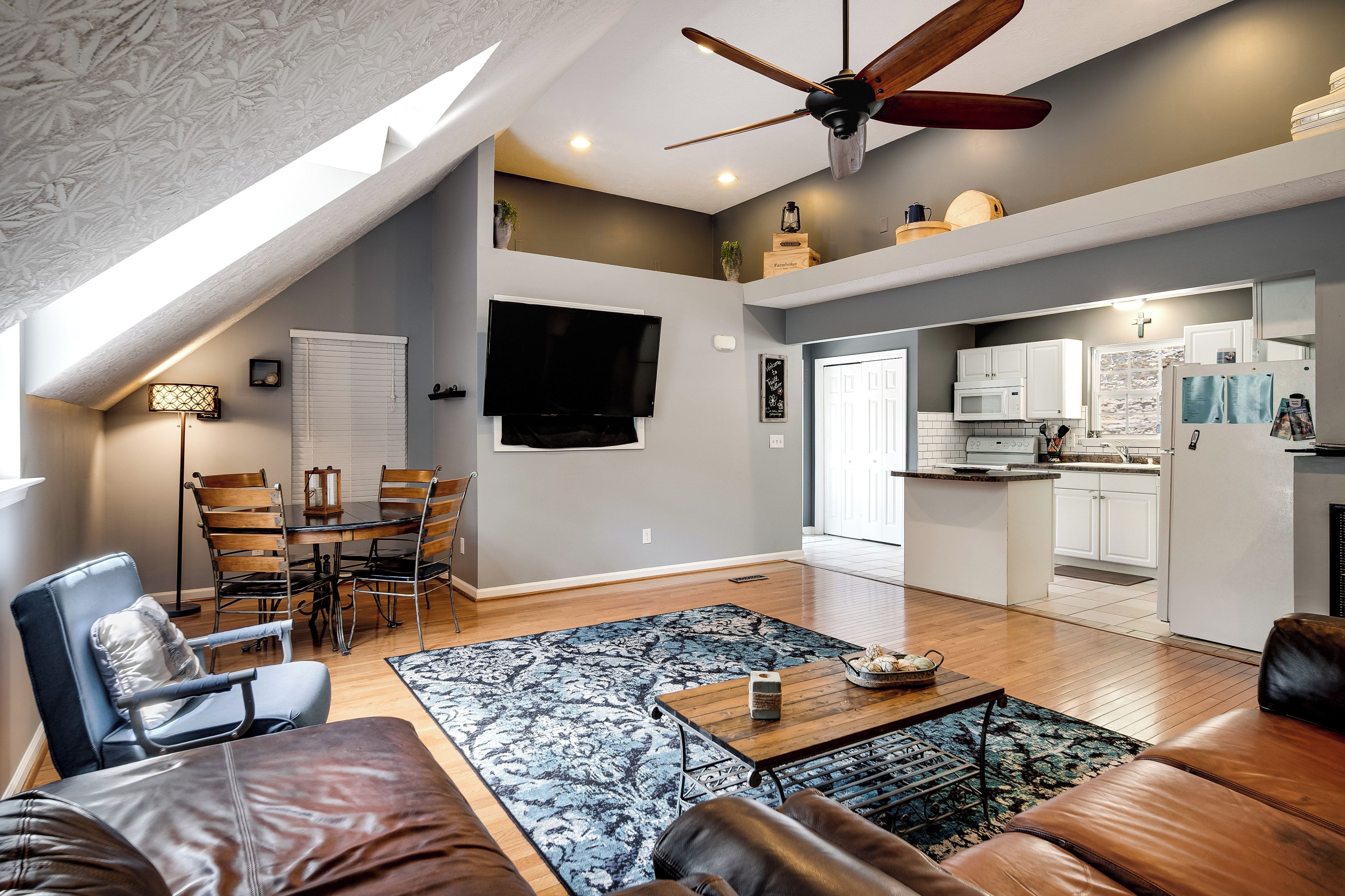 Un loft moderno con comedor, sala de estar y cocina.