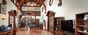 Amplia habitación con mesa de billar, muebles de madera y un televisor de pantalla plana grande.