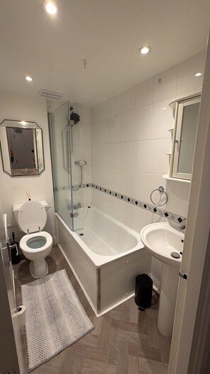 Bathroom - Beautiful flat in Ealing - 4 min walk to station (London)