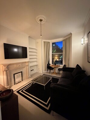 Living area - Beautiful flat in Ealing - 4 min walk to station (London)