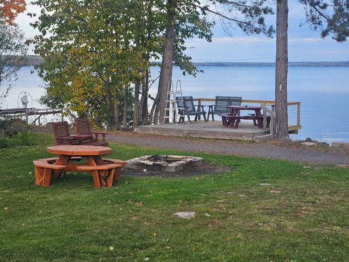 Cozy 2-bedroom cottage in superb Chassell with AC right on the lake.