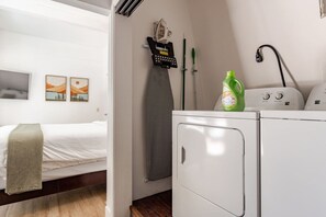 Room - Treehouse • Across from the Village. Walkable to Gondola & Ski‑Back Trail. (Mammoth Lakes)