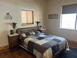 Room - Gorgeous 1-Bedroom Lakeside Cabin w/AC, Pellet Stove & Private Fenced Acre (Lakeside)