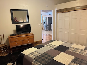 Room - Gorgeous 1-Bedroom Lakeside Cabin w/AC, Pellet Stove & Private Fenced Acre (Lakeside)