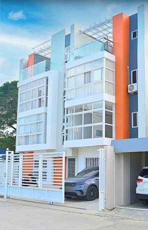 Exterior - Penthouse with Private Jacuzzi, Terrace & Grill (San Francisco de Macorís)