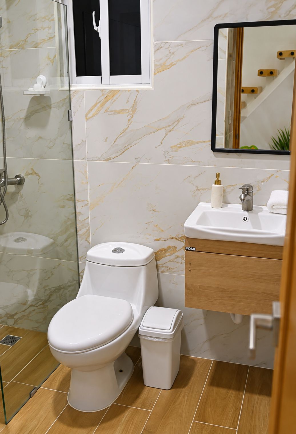 Une salle de bain moderne équipée de toilettes, d’un bidet et d’un lavabo avec un miroir au-dessus.