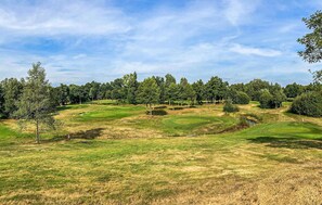 A golf course with multiple holes, trees, and a clear sky. - Beautiful home in Voorthuizen with WiFi (Voorthuizen)