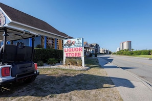A building with a sign for a liquor store and a bar & grill. - Cozy Couples Getaway! Steps to the Beach & Ocean Annies! (Myrtle Beach)
