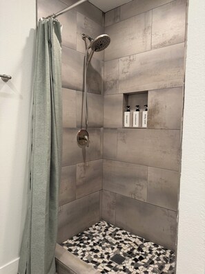 Bathroom - 4BR desert retreat with Game room + fire pit (Tempe)
