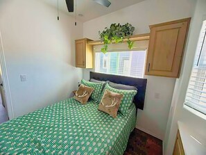 Room - #7 Cozy 1-bedroom mobile home in delightful Lakeside with AC (Lakeside)