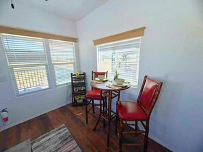 Dining - #7 Cozy 1-bedroom mobile home in delightful Lakeside with AC (Lakeside)
