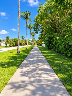 Property grounds - Sugarloaf Sunshine | Pool, Bikes, Kayaks & Paddleboards | Sleeps 9 (Summerland Key)