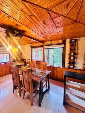 Un interno in legno con un tavolo da pranzo, sedie e un portavivande.