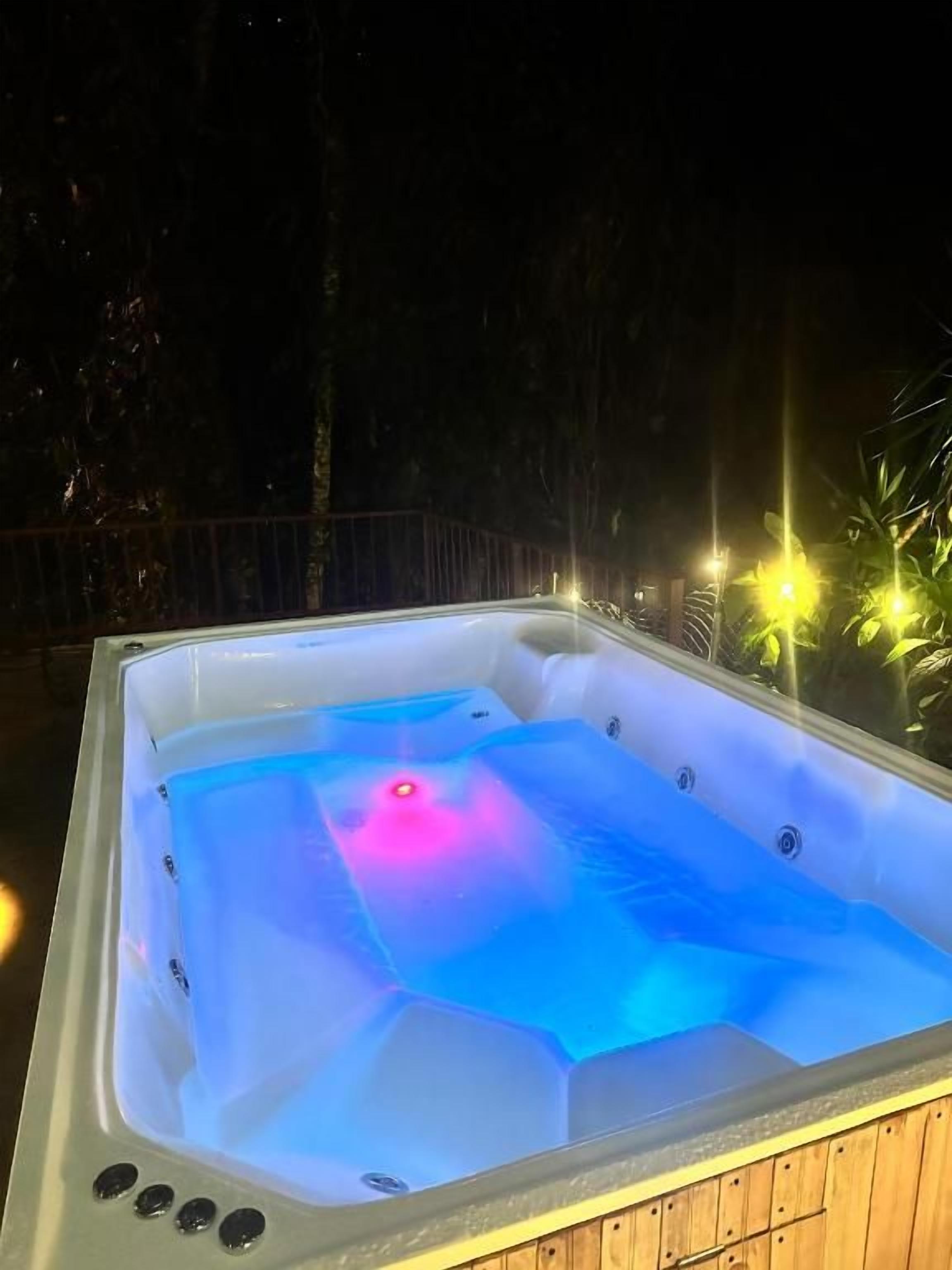 Een bubbelbad met een zichtbare waterpeilaanduiding en een bedieningspaneel.