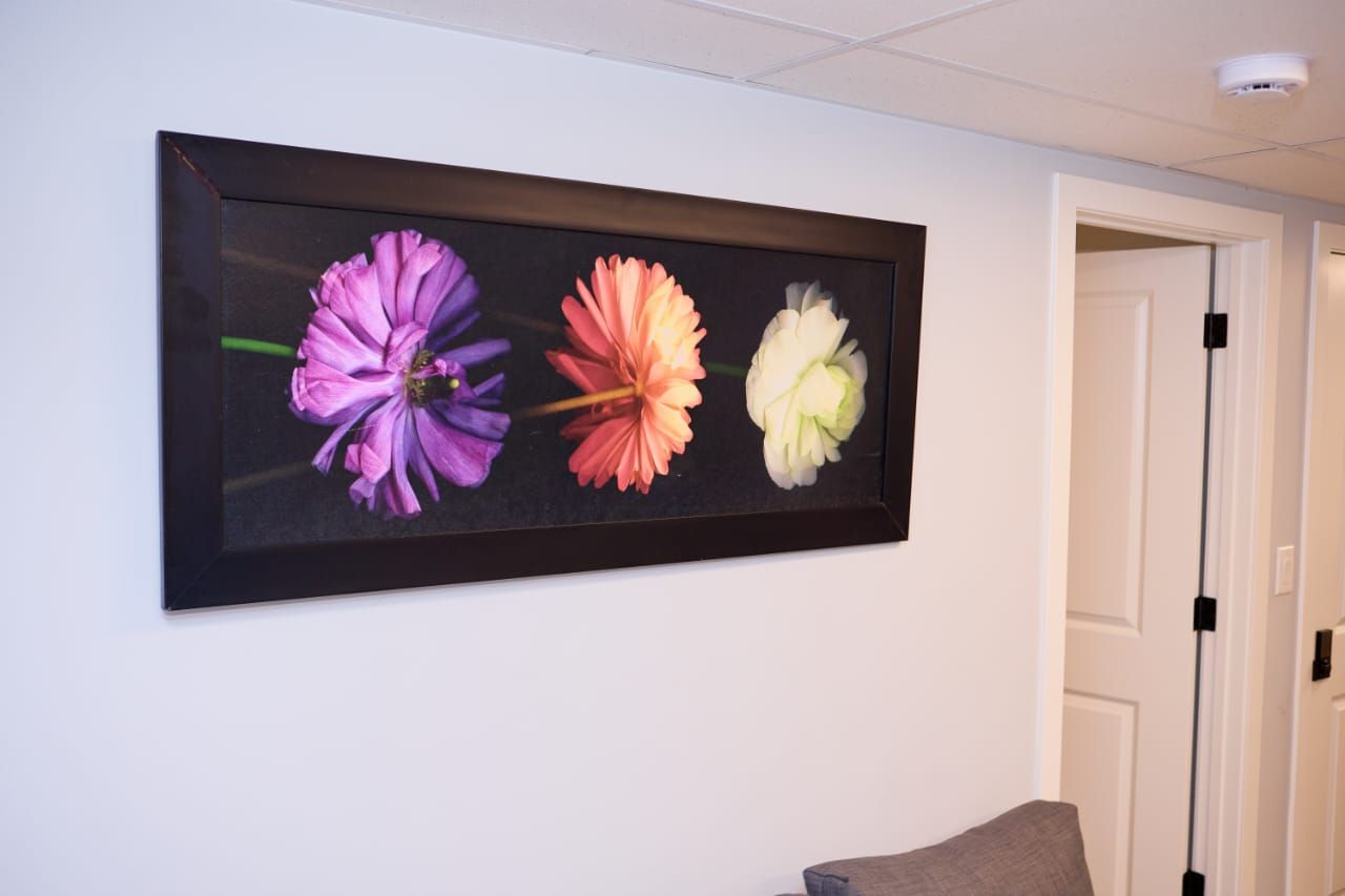 Una obra de arte floral enmarcadas en una pared.
