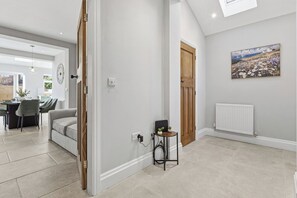Interior - Luxury 4-Bed Contractor/Family House Sleeps 7 (Cheshire West and Chester)