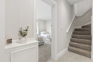 Interior - Luxury 4-Bed Contractor/Family House Sleeps 7 (Cheshire West and Chester)