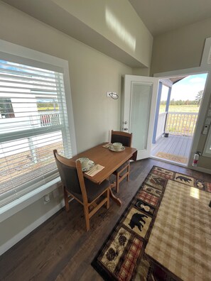 Dining - #8 Soothing 1-bedroom mobile home in welcoming Lakeside (Lakeside)