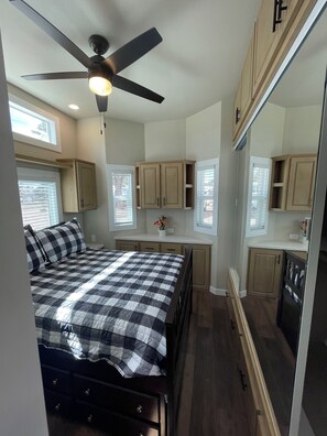 Room - #8 Soothing 1-bedroom mobile home in welcoming Lakeside (Lakeside)