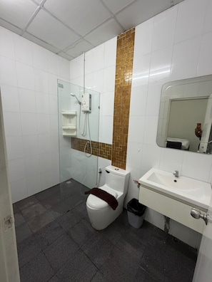 A bathroom with a toilet, a shower, and a sink. - Global Sea View Hotel (Tambon Patong)