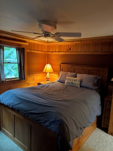 Cozy Lakefront Maine Getaway..Minutes from Pleasant Mt Ski Resort - 3 BR- 2 bath