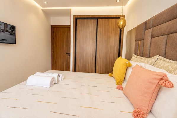 A hotel room with a bed, a wardrobe, and a hanging light fixture. - AS29 Moroccan Charm Downtown / Free Parking / Wi-Fi (Casablanca)