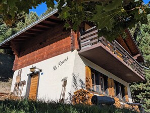 A traditional chalet with a wooden facade, a balcony, and a sign reading 'Le Kouné'. - Charming chalet near the funicular for 5-6 peopleOutside: detached chalet near the funicular with la (St-Luc)