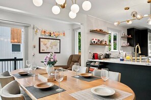 Dining - Prime Seattle Retreat | AC • EV • Designer Comfort (Seattle)