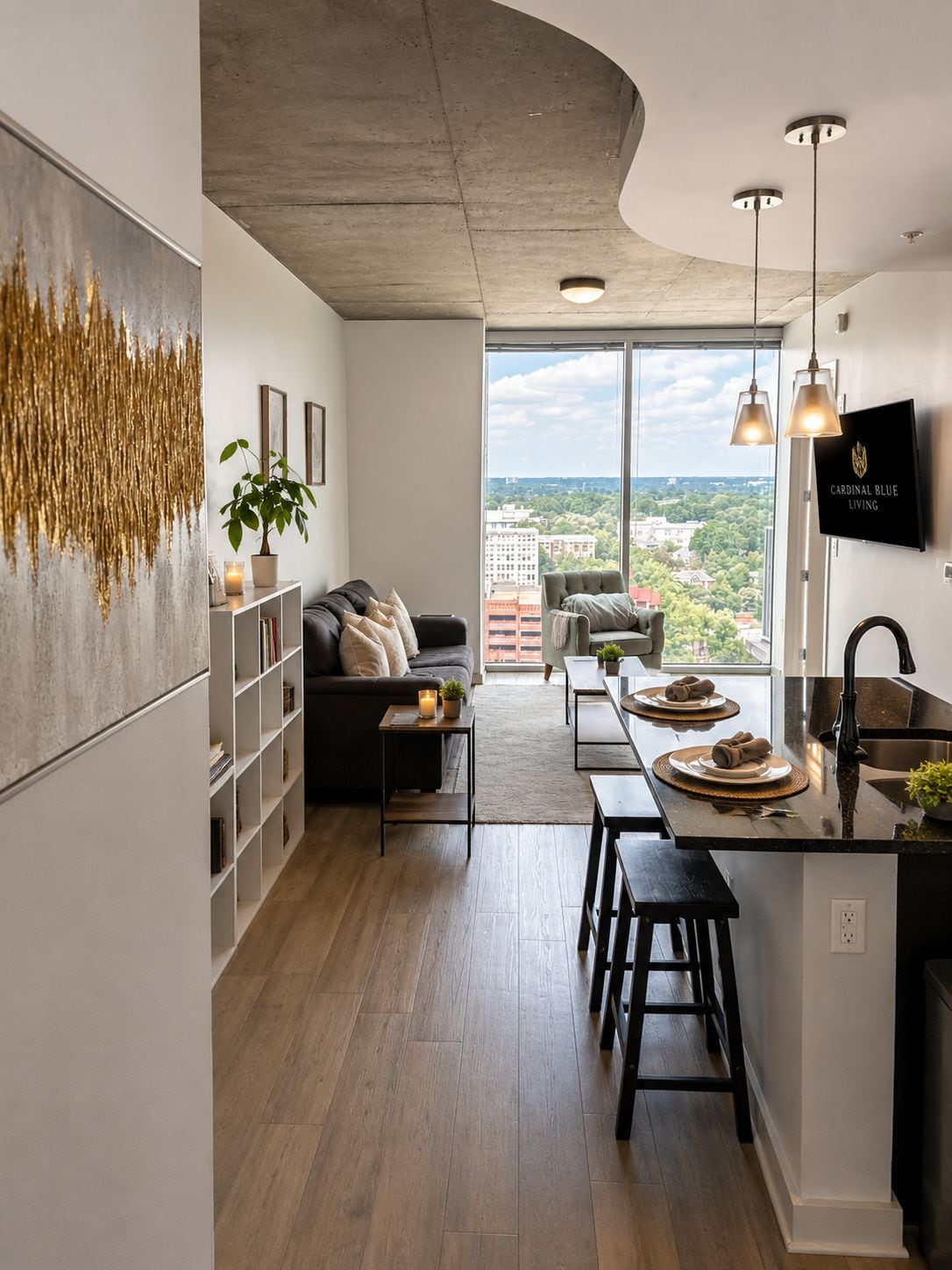 Eine moderne Wohnung mit Küche, Essbereich und Wohnzimmer. Ein großes Fenster bietet Blick auf die Stadt.