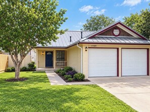 A residential house with a garage, a front door, and a tree in the yard. - 3B/2Ba House 5 minutes from The Domain (Austin)