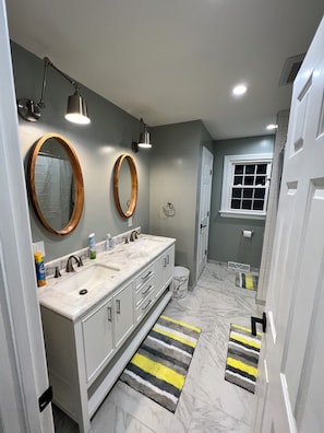 Bathroom - Serene 6-bedroom house with AC in charming Midlothian (Midlothian)