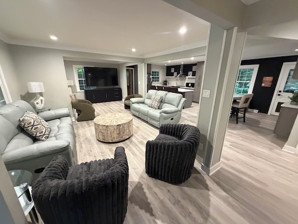 Living area - Serene 6-bedroom house with AC in charming Midlothian (Midlothian)