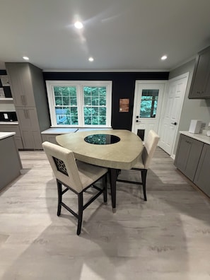 Dining - Serene 6-bedroom house with AC in charming Midlothian (Midlothian)