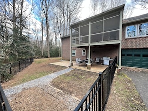 Outdoor dining - Serene 6-bedroom house with AC in charming Midlothian (Midlothian)