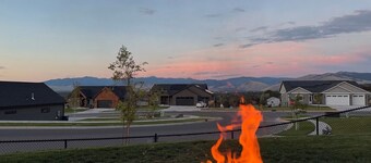 Hillside Retreat - 2 bedroom/3 bed - AC and heat
